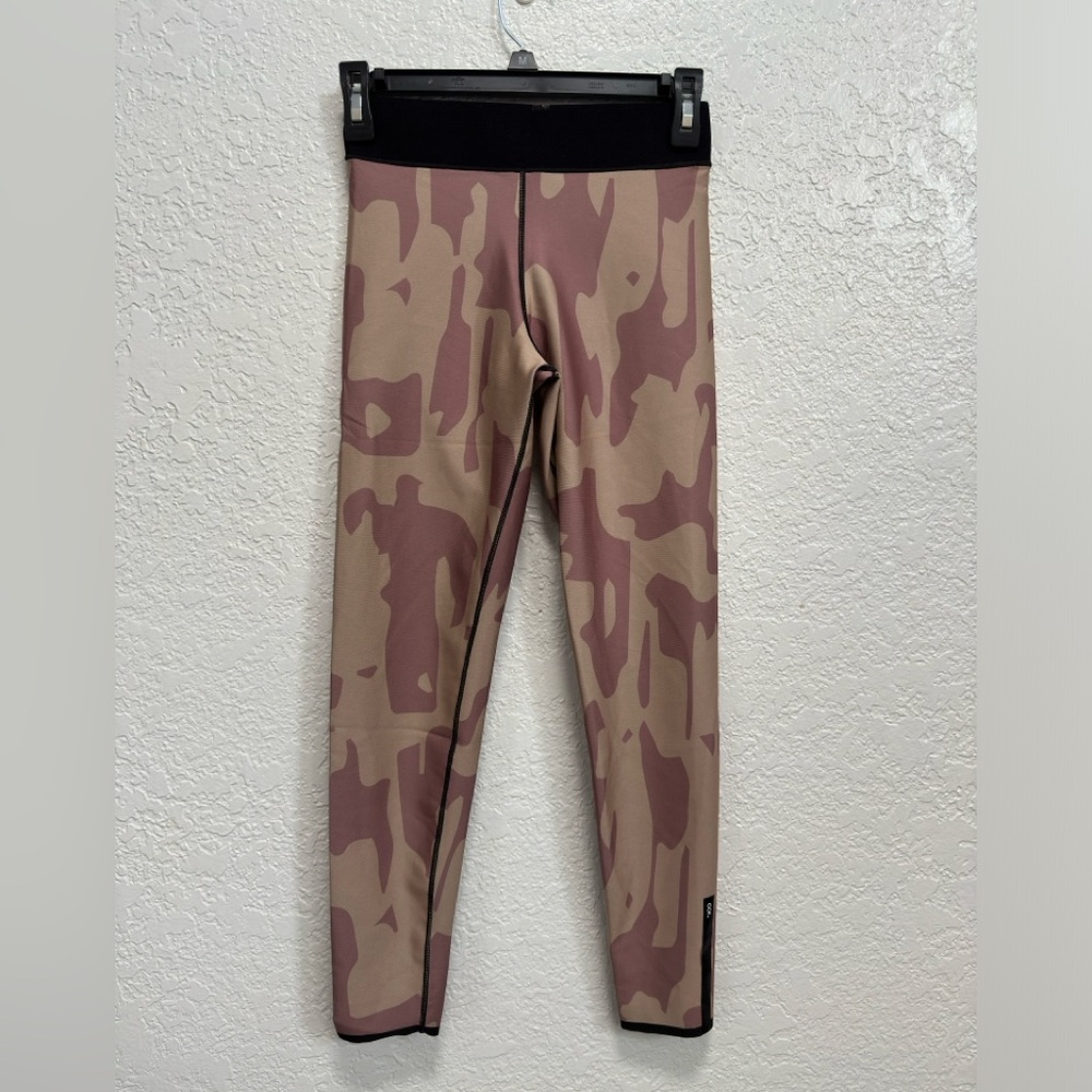 NWT Ultracor Legging- Size M- Color: cream and pink
